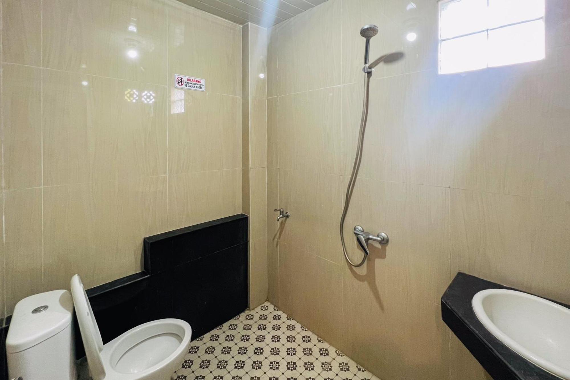 Teratai Residence Mitra Reddoorz Medan Exterior photo